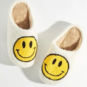 Kids Smiley Face Fuzzy Slippers - White and Yellow. Size 1/2